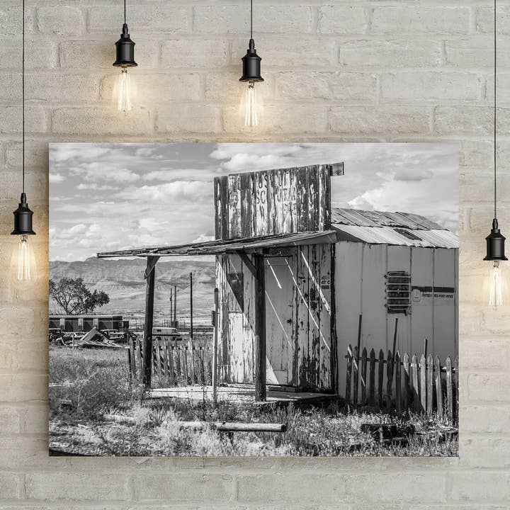 Impression photo en noir et blanc d'un petit bureau de poste, ville fantôme de l'Utah pour la vente par lostkatphoto