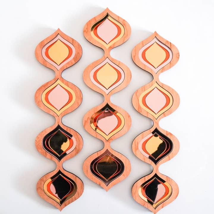 Miroir rétro en forme de goutte d’eau pour la vente par Whimsy Makers