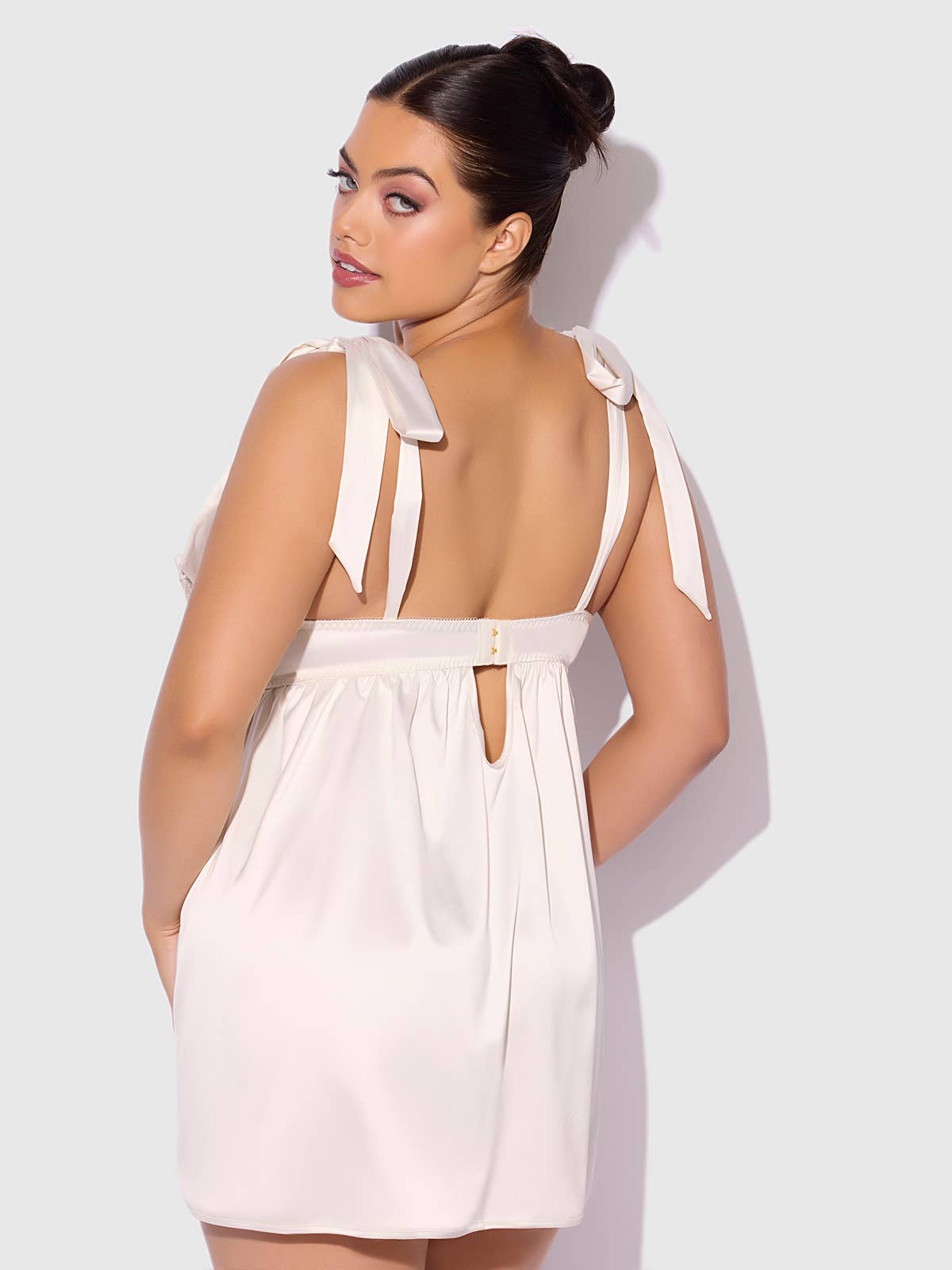 PERLE ELFENBEIN Rosalie Babydoll-Set aus Satin und bestickter Spitze mit G-String für den Großhandel auf Faire9