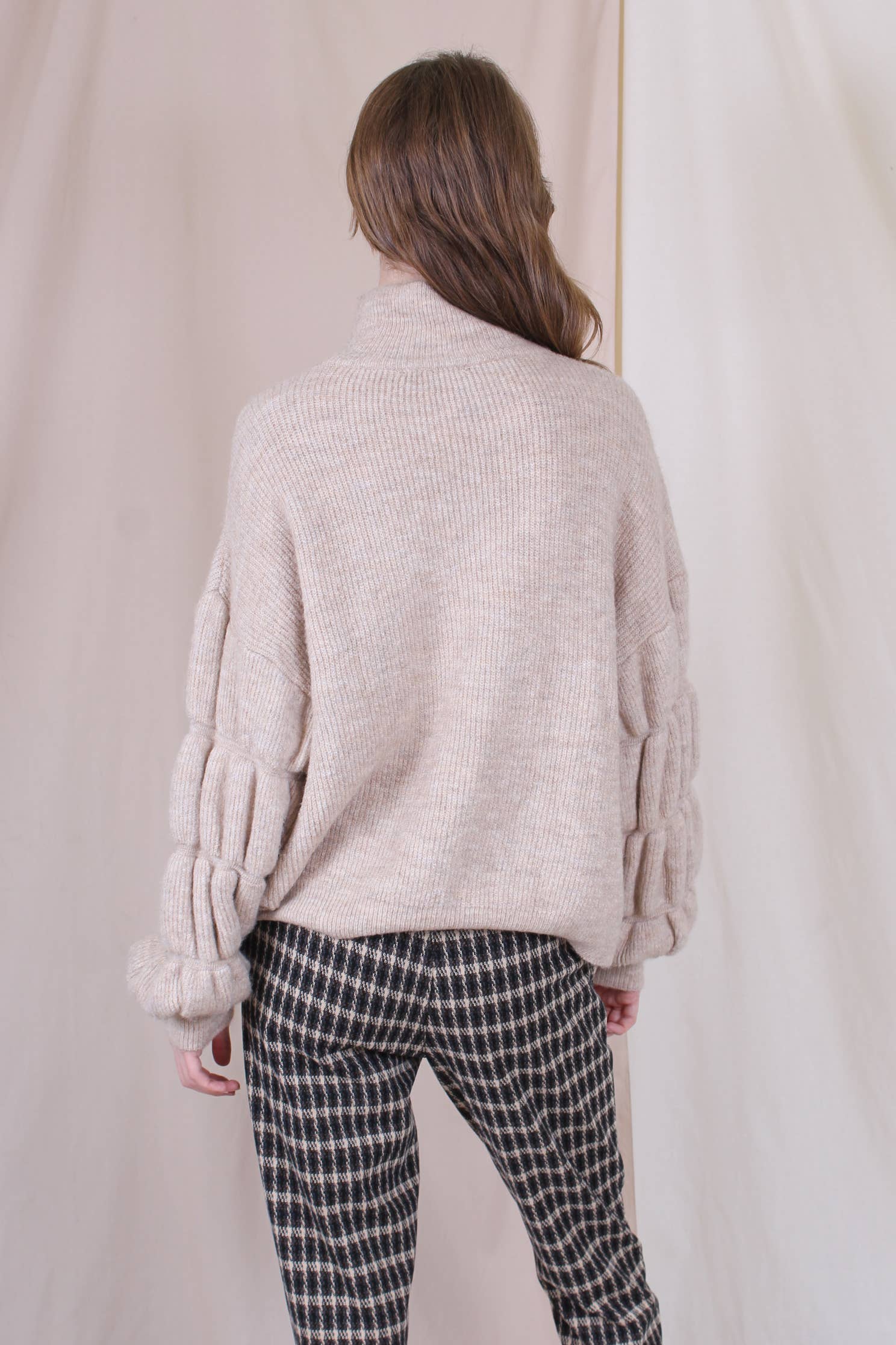 Fore Collection - Wholesale Pullover-trui - Dames - GEBREIDE OVERSIZED TRUI MET RONDE HALS, MOUWDETAIL - TI246013