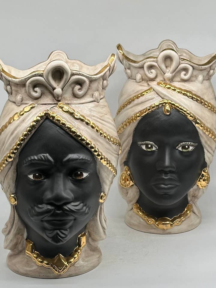 Moorhuvuden "Saturno", Caltagirone-keramik, H 37 cm B 22 cm, handgjord, beige/guld för wholesale av DD Ceramiche Siciliane