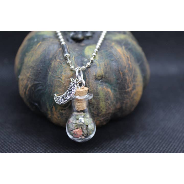 Unakite Moon nøglering Charm Lynlås Træk Crystal Witch for engroshandel hos Witchcrafted in MI