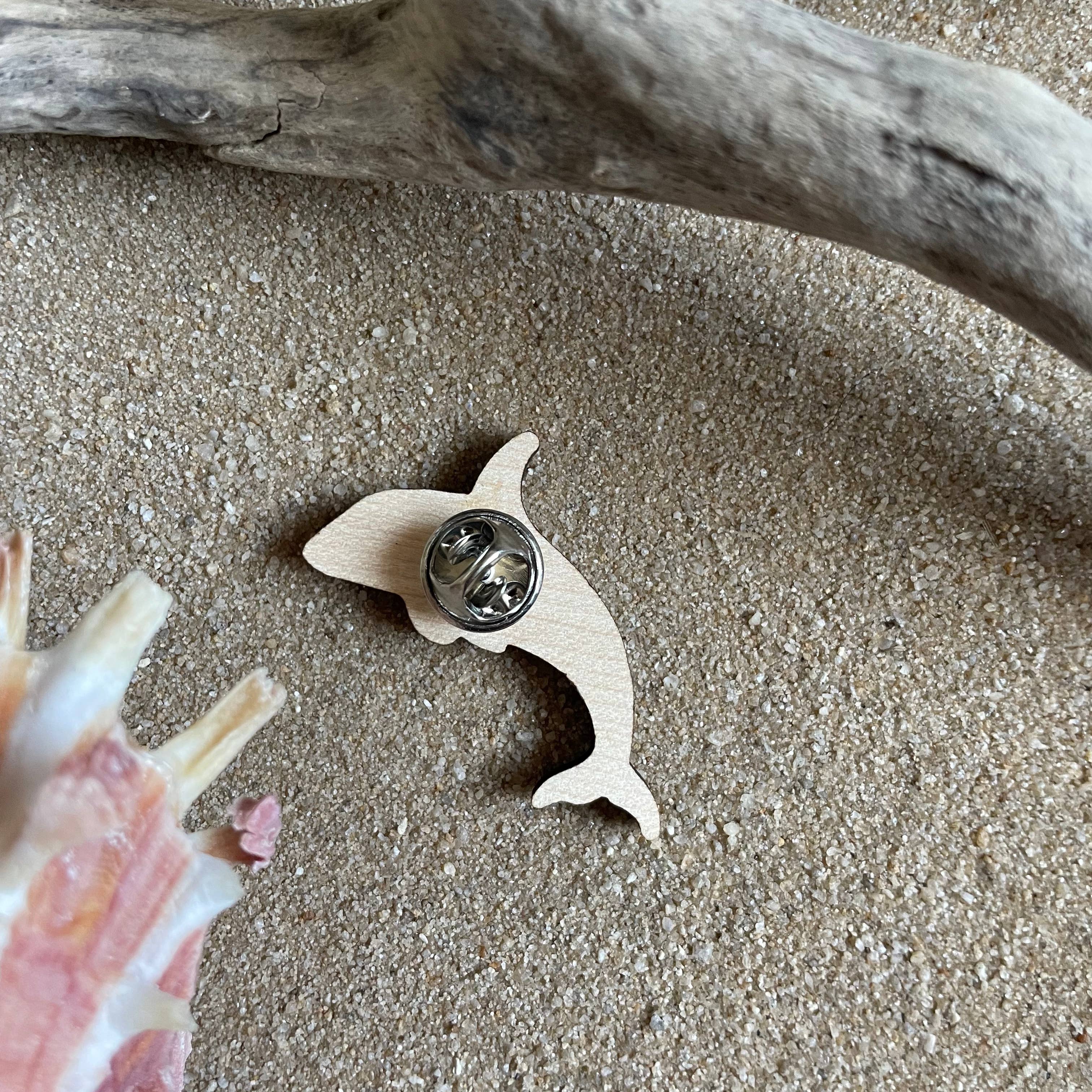 Kelsey Emblow Illustration - Vendita all'ingrosso Spilla da bavero - Spilla in legno Orca6