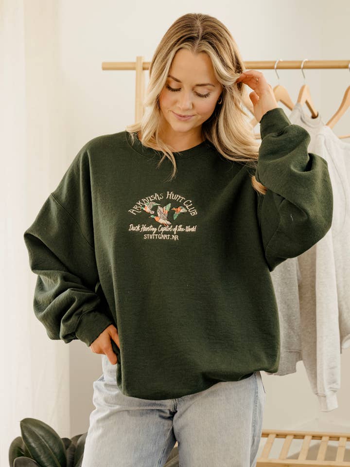Sweatshirt d'occasion vert forêt avec broderie du club de chasse de l'Arkansas pour la vente par LivyLu