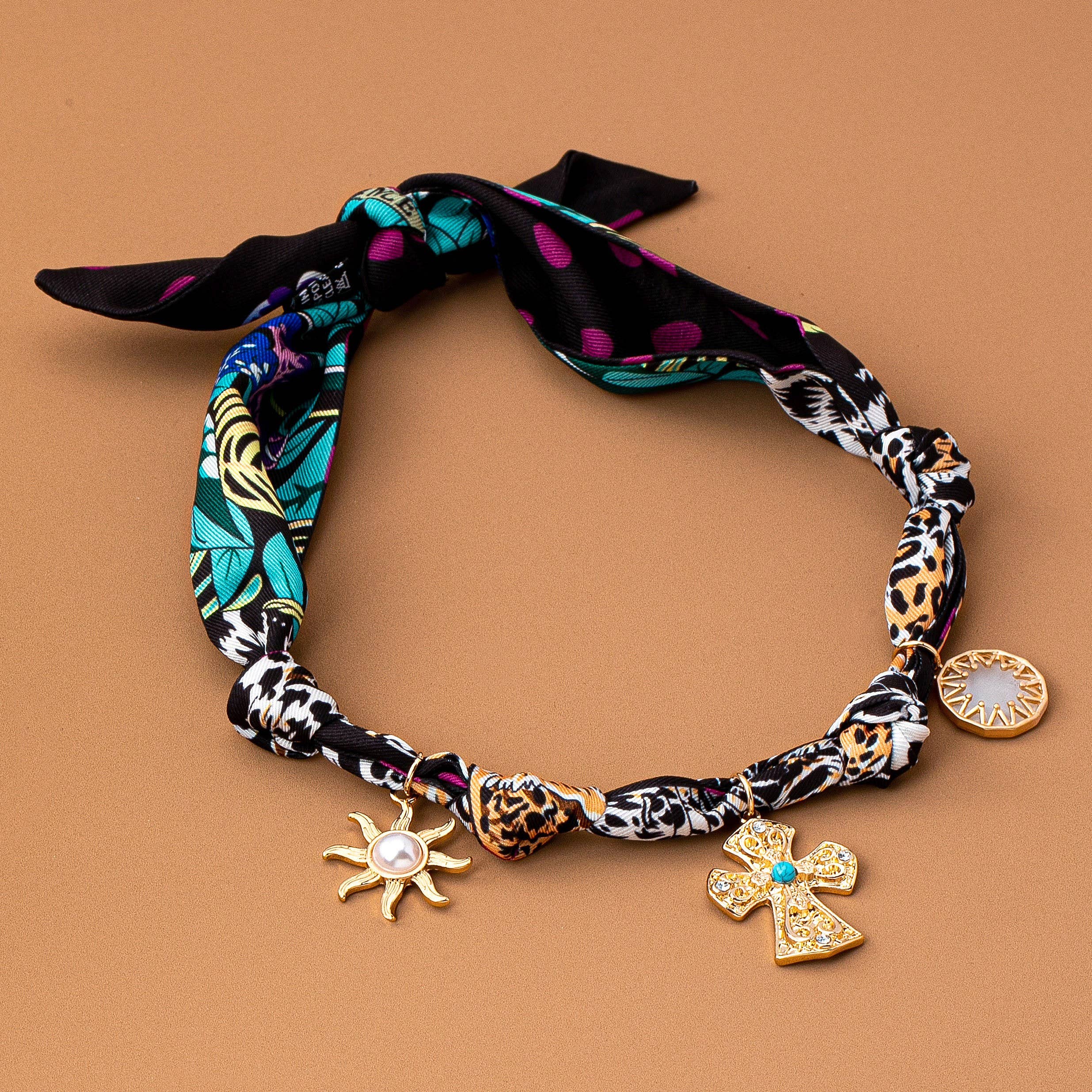ORO BUFANDA COLLAR CON DISEÑO DE ANIMALES HECHO A MANO - CRUZ SOL | 80N92494 de venta al por mayor en Faire1