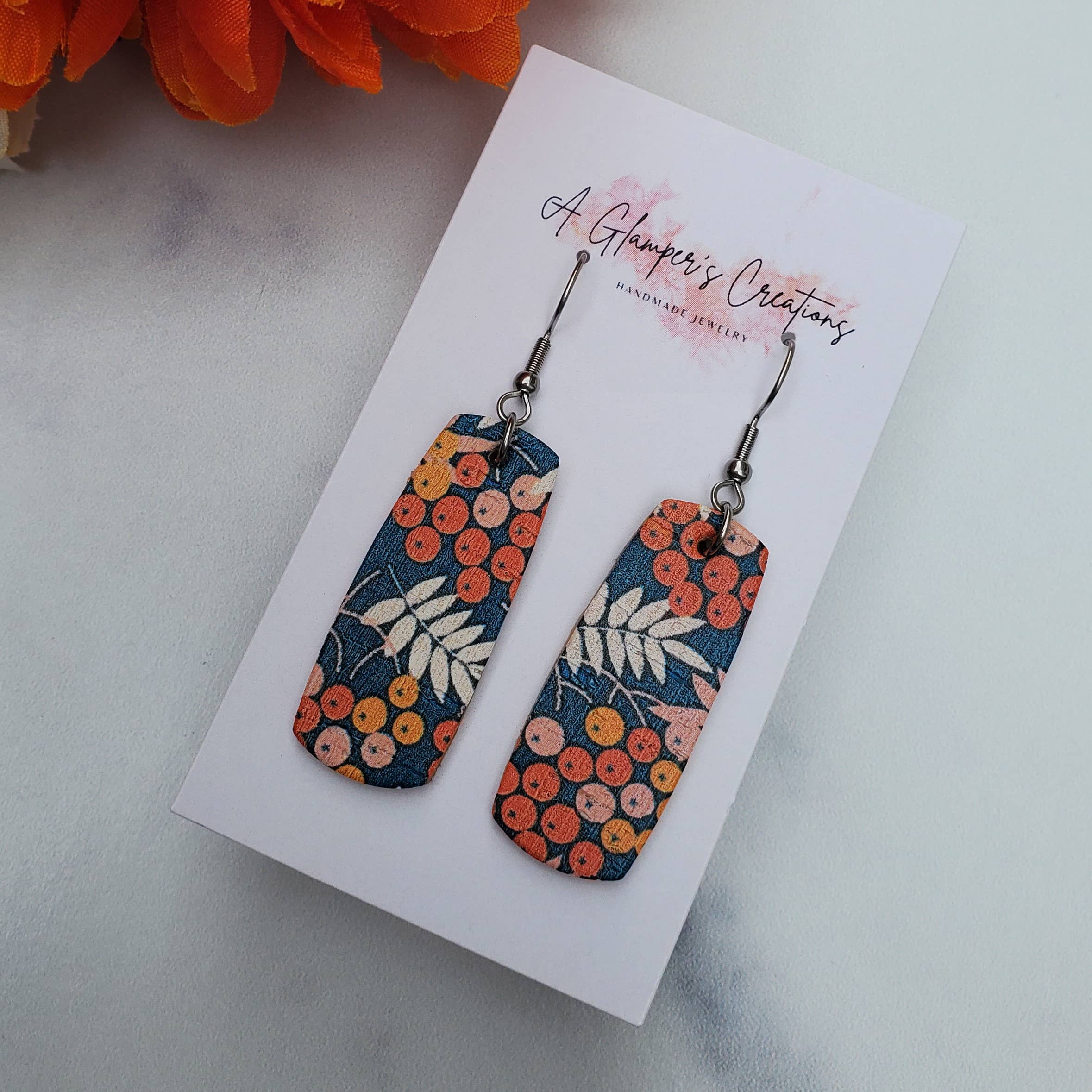 A Glamper's Creations LLC – wholesale Hängande örhängen – Höstblommiga på blå Mini Bar läderörhängen5