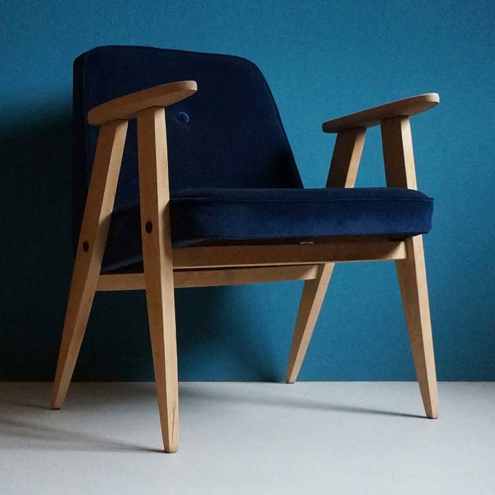 Poltrona vintage 366 Chierowski stile metà secolo, blu scuro, restaurata per la vendita all'ingrosso da parte di Workshop of Forms