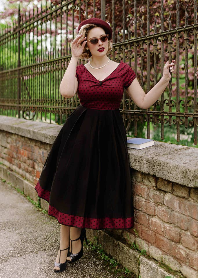 Dolly & Dotty - Venta al por mayor Vestido - Mujer - Vestido con estampado de lunares burdeos y hombros descubiertos de Lily1