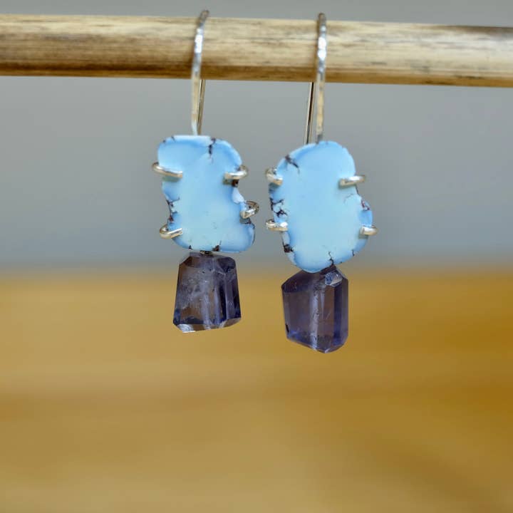 Boucles d'oreilles pendantes en iolite et turquoise Golden Hills pour la vente par Coral Strands Fine Jewelry