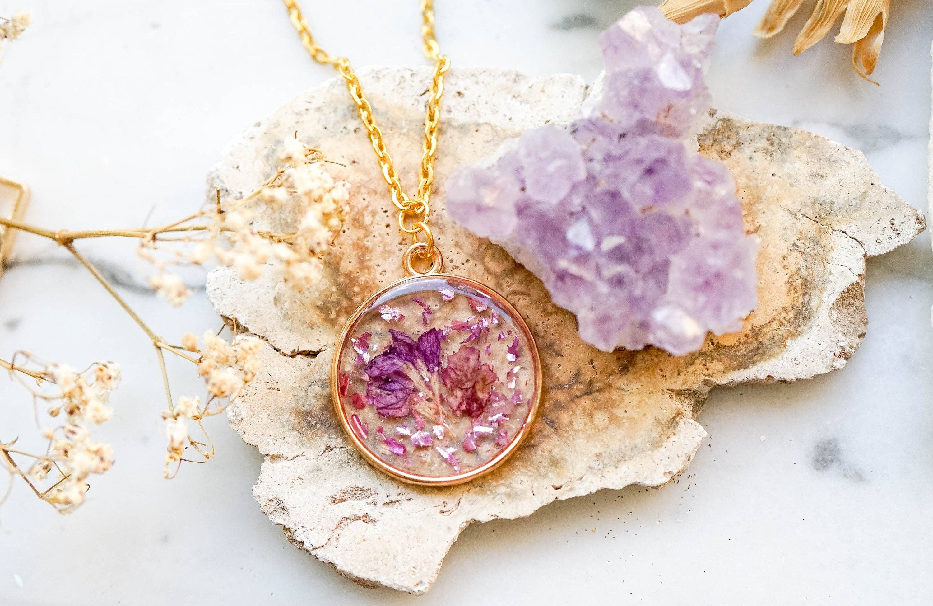 Ann + Joy - Vendita all'ingrosso Collana con ciondolo/pendaglio - Fiori Veri Pressati in Resina, Collana in Oro con Fiori Viola e Glitter di Vetro3