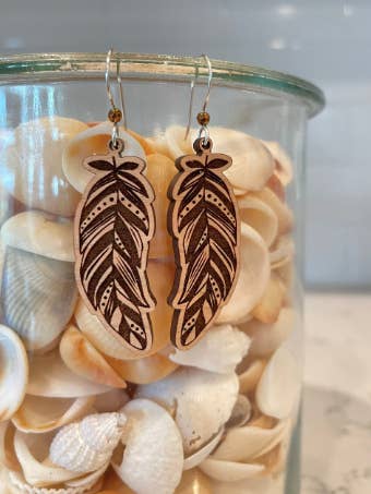 trä fjäder örhängen för wholesale av Violet Lotus