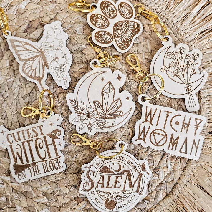 Gegraveerde houten sleutelhangers Salem Witch Magic Halloween Spirit voor wholesale door Cataleya Designs Studio LLC