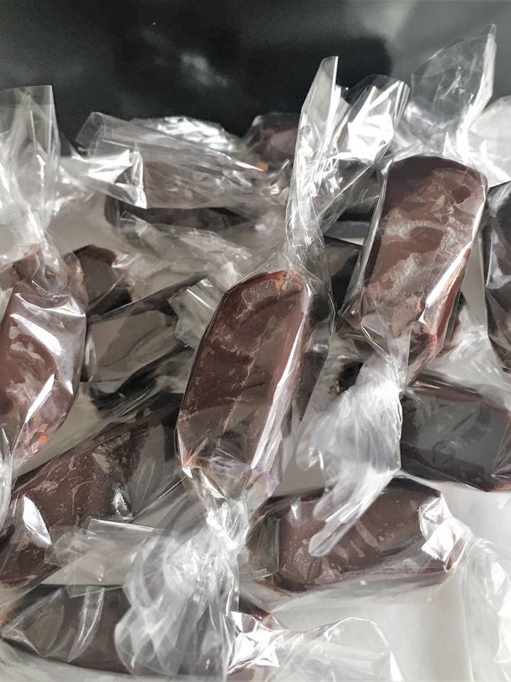 Gourmet choklad karamell låda med 16 för wholesale av Anthony James Chocolate