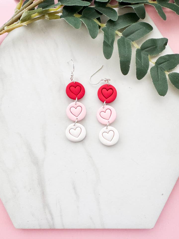 Brincos de Argila com Corações Empilhados Vermelhos, Cor-de-Rosa e Brancos por atacado de Mountain Made Clay - Handmade Polymer Clay Earrings