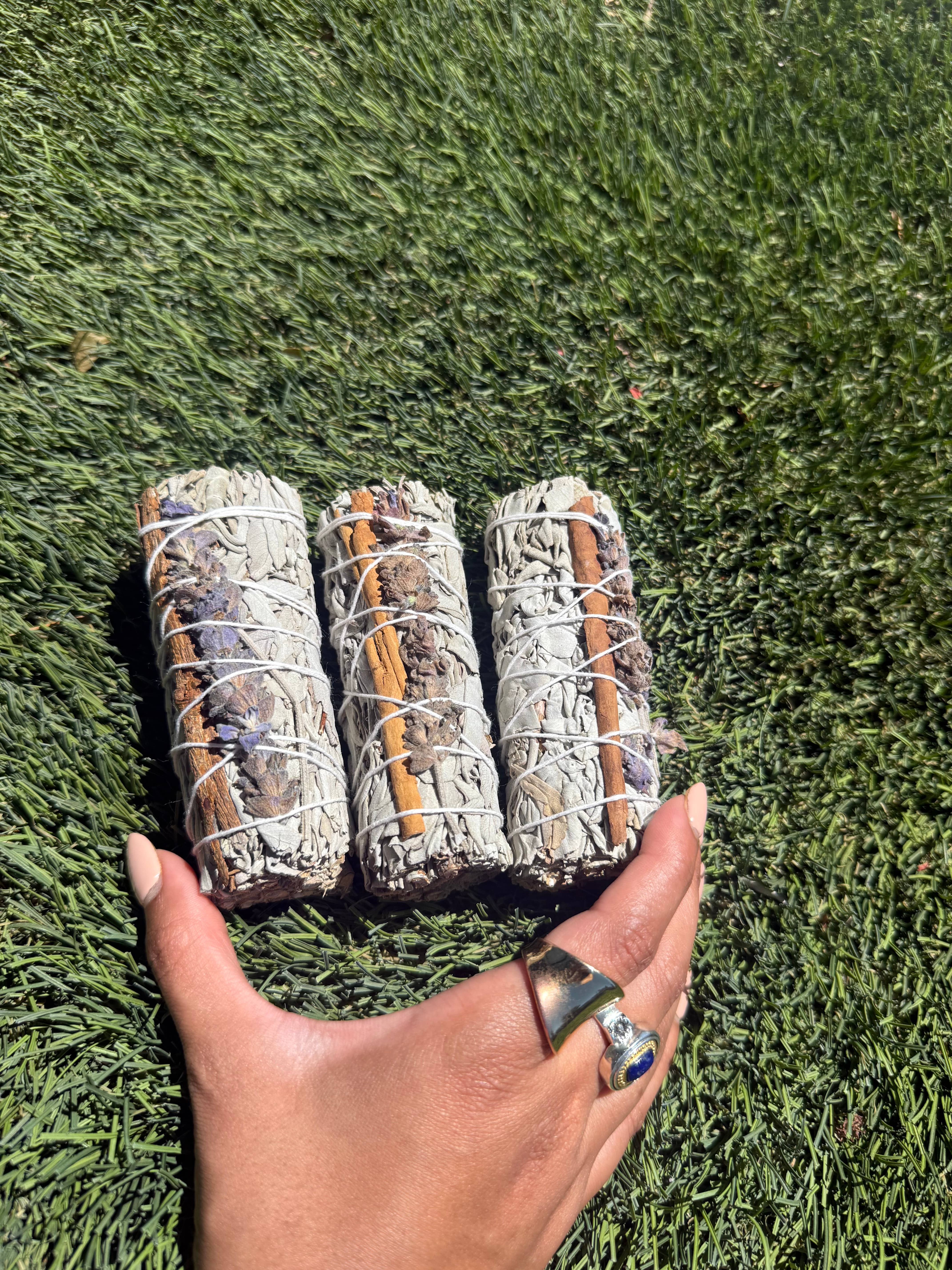 Faiza Naturals - Wholesale Sage bundle - Lavender with Cinnamon and White Sage Bundles2