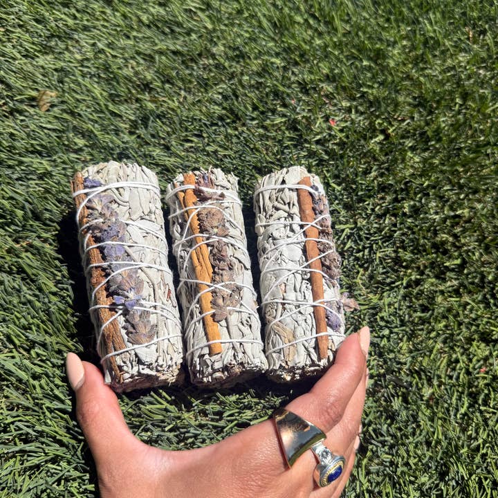 Faiza Naturals - Wholesale Sage Bundle - Lavender with Cinnamon and White Sage Bundles2