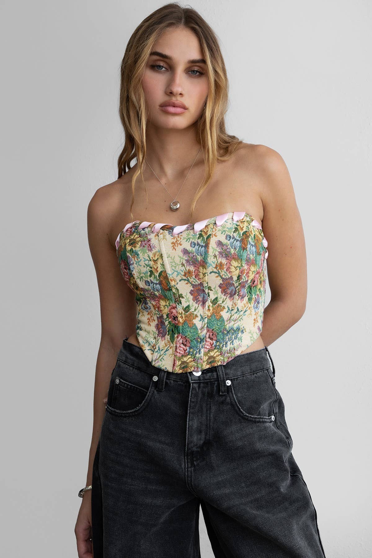 MULTI TICTOC BAILEE geborduurde corsettop met contrasterende satijnen details voor groothandel op Faire