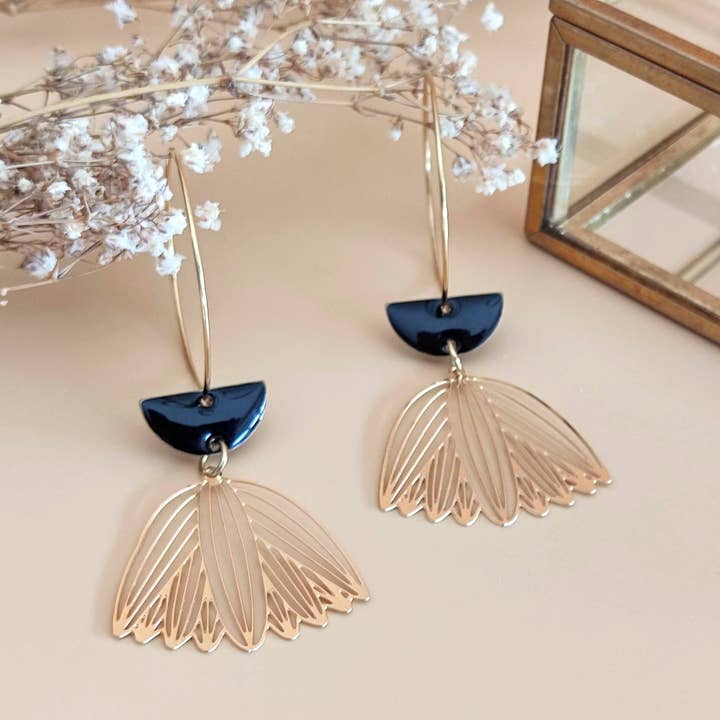 La Malicieuse schwarze Creolen-Ohrringe in Halbmondform für den Großhandel von Sophie Bijoux