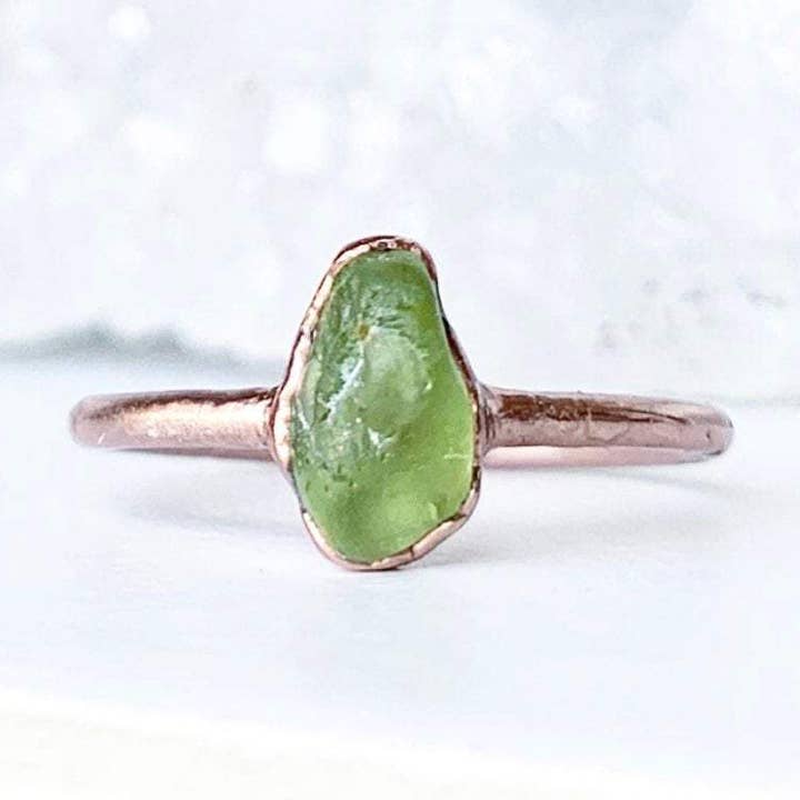 Anello impilabile in peridoto in rame per la vendita all'ingrosso da parte di Buddha Blossom Jewels