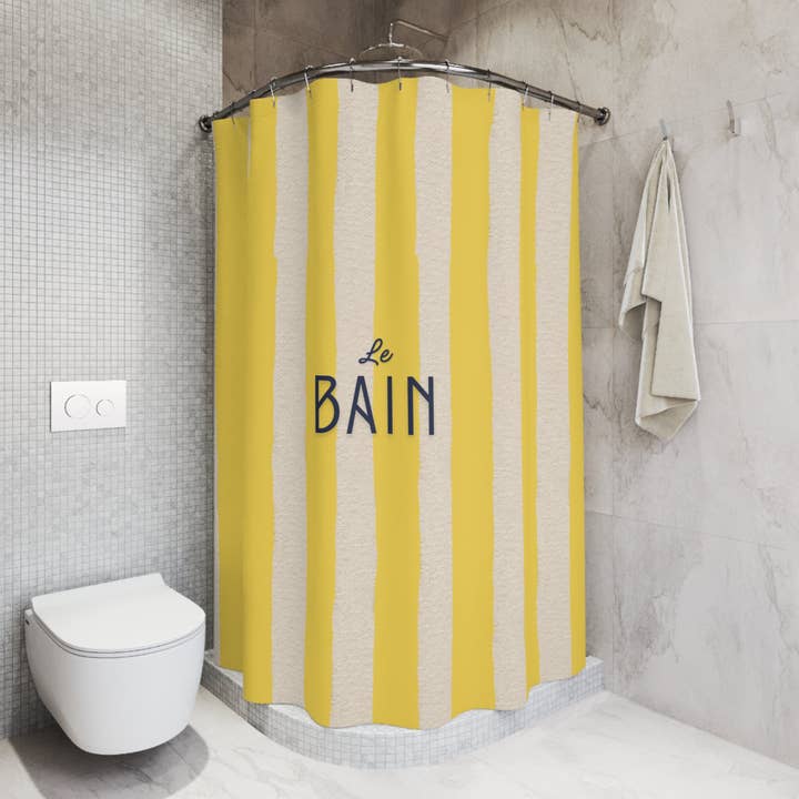 Rideau de douche — Décor de salle de bain français 'Le Bain' à rayures jaunes pour la vente par MARA Style
