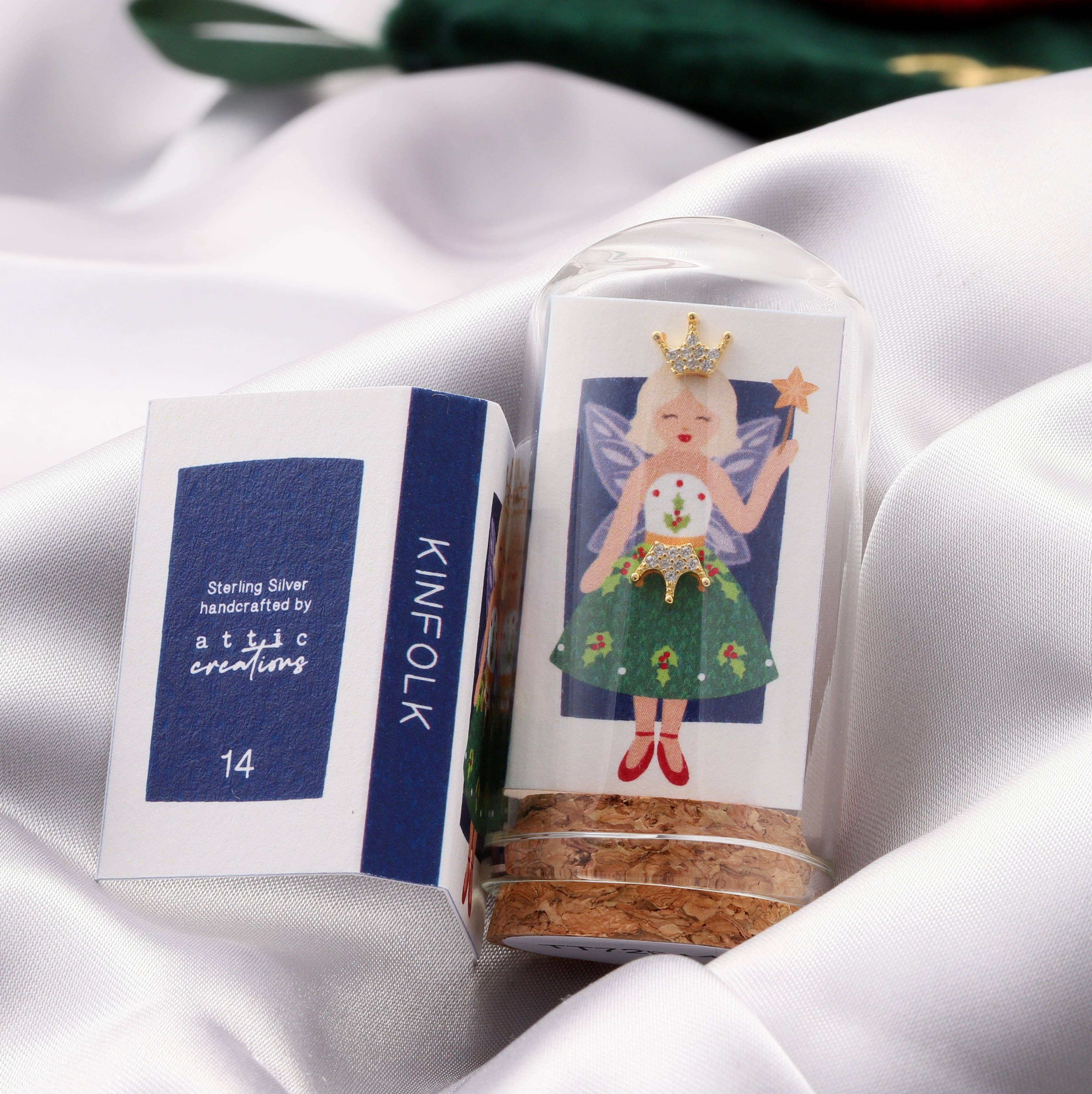 Attic creations – Großhandel Ohrstecker – TT72014 KINFOLK Fee mit klaren Kristallkronen-Ohrringen