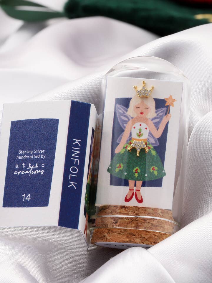 TT72014 KINFOLK Fée avec boucles d'oreilles couronne en cristal clair pour la vente par Attic creations