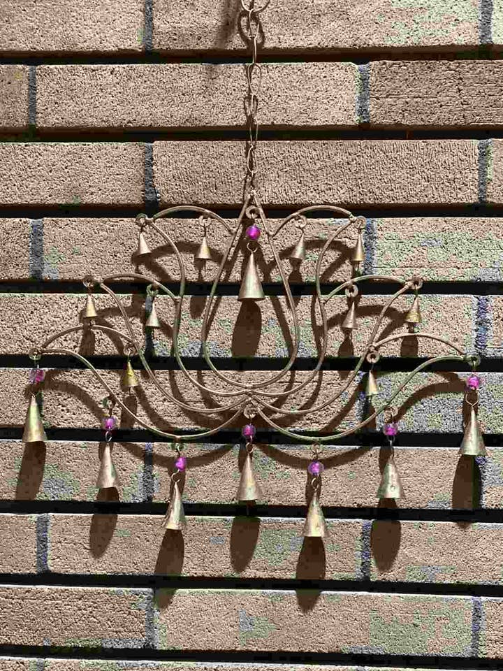 Windspiel mit Lotusblüte, aus recyceltem Messing und Glasperlen, Größe L für den Großhandel von Katmandu Trading Co.