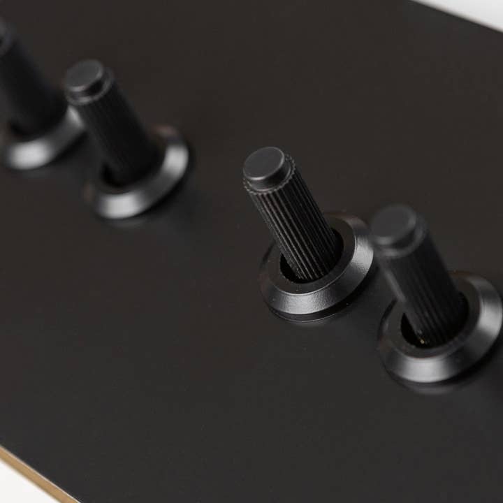 Interruttori e Prese Nero Opaco - Design Zigrinato Dritto per la vendita all'ingrosso da parte di Brass bee