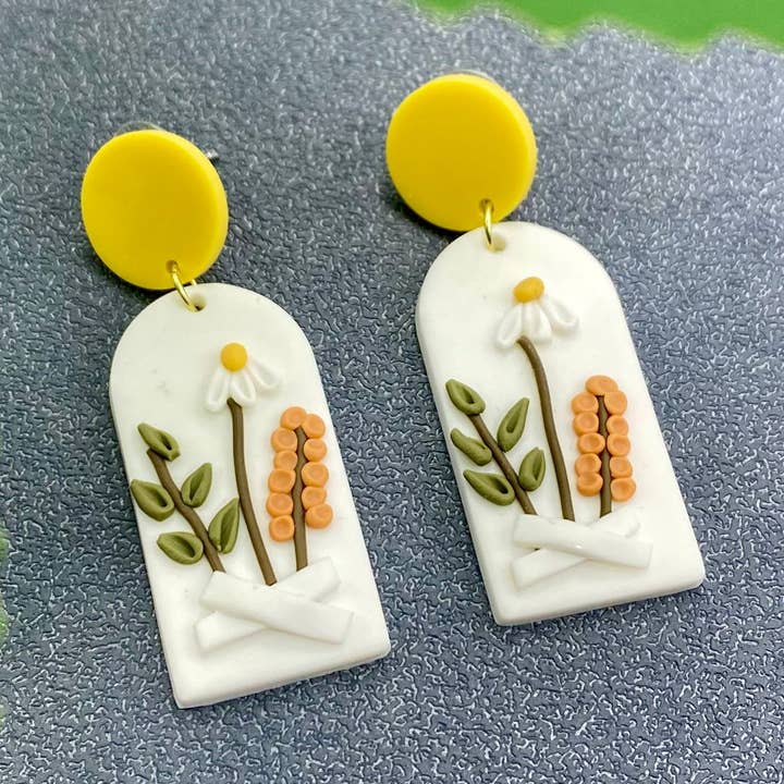 Boucles d'oreilles pendantes en argile polymère avec fleurs pour la vente par Mio Queena