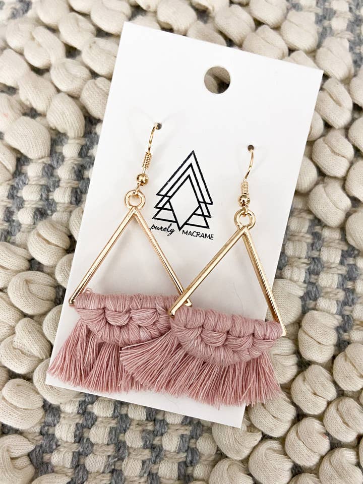 Triangles en or rose poussiéreux pour la vente par Purely Macrame