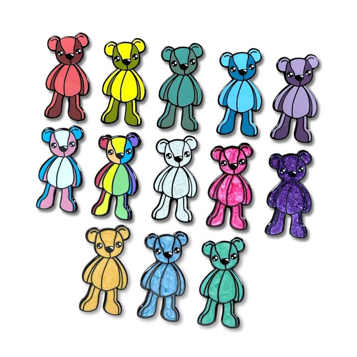 Épingle en émail ours pour la vente par Christopher Straub