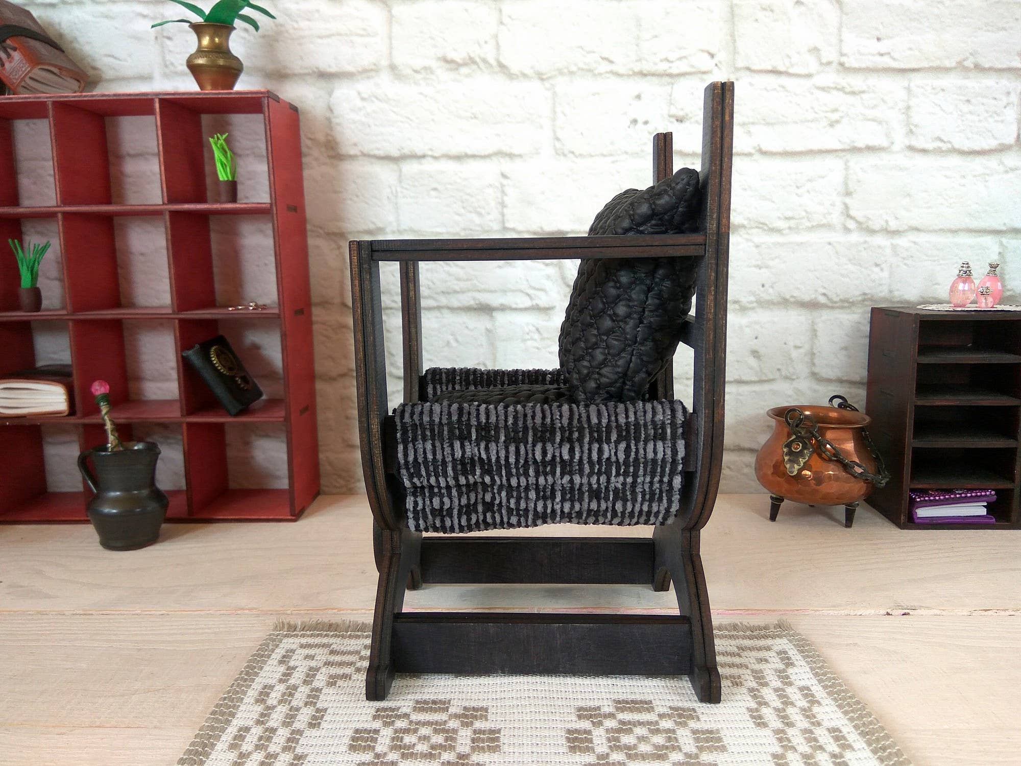 Lenasminiland – Großhandel Puppenzubehörset – Kinder – Miniatur-Tudor-Stuhl, X-gerahmte Königin Mary Sessel Replik19