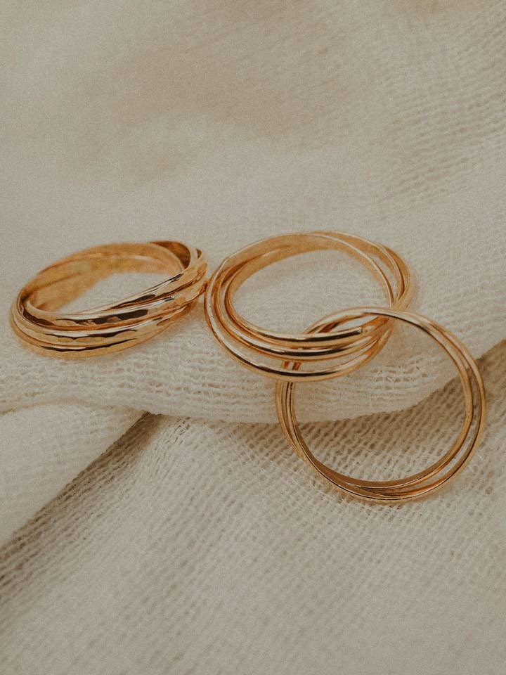 Ensemble de 5 anneaux entrelacés, en or rempli 14K pour la vente par Hannah Naomi