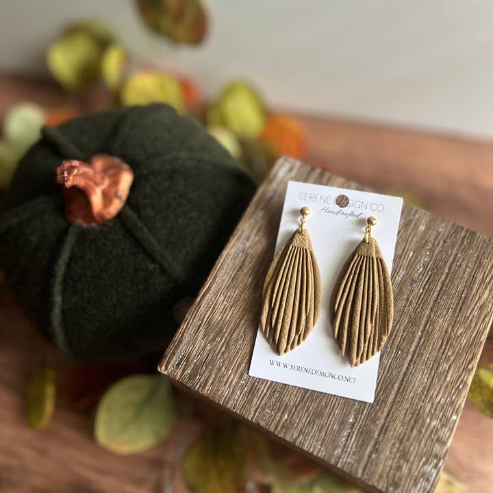 Serene Design Co. – Großhandel Ohrhänger – Statement-Ohrringe aus Leder mit Fransen6