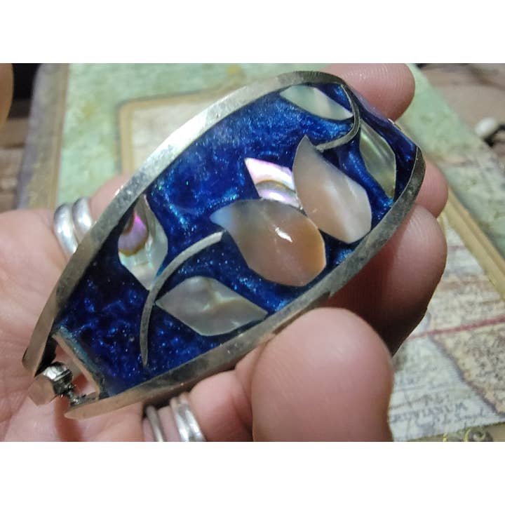 Superbe bracelet en forme de coquille d'ormeau ! pour la vente par The Band Famous