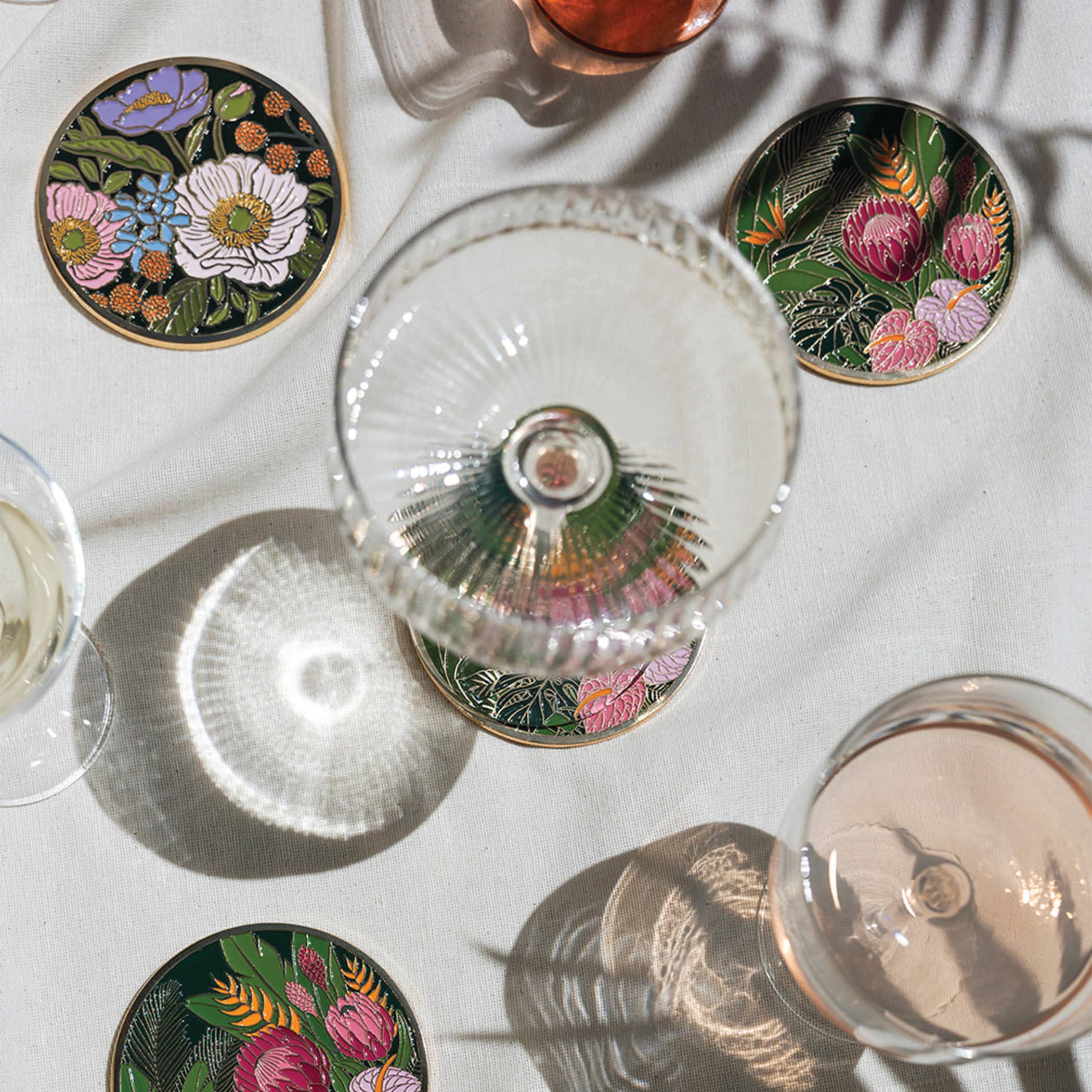 Paper Anchor Co. – Engroshandel Bordskånere – Tropiske blomster guld drikkeunderlag | Valentinsgaver3