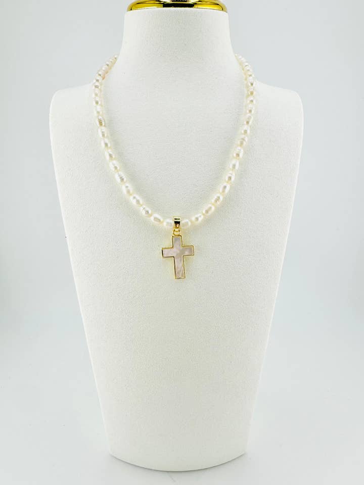 Collana con croce di perle d'acqua dolce di Marbella per la vendita all'ingrosso da parte di Bella Blu Designs