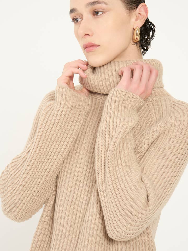 Mango ribgebreide wollen trui met hoge hals en asymmetrische zoom voor wholesale door Vicario Cinque