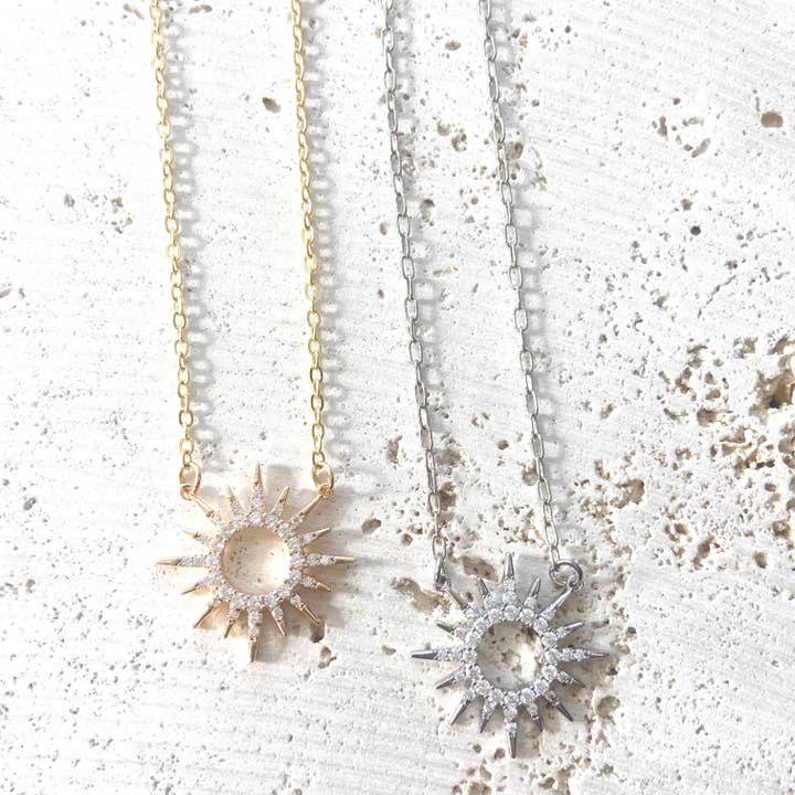 VB&CO Designs Handmade Jewelry – wholesale Hänge-/berlockhalsband – Minimalistiskt solhalsband med kristaller, boutique-smycke