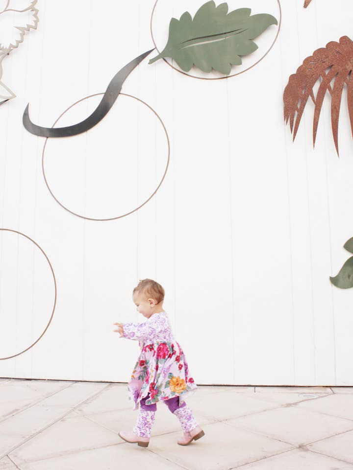 Lila Blommig Näsduk Klänning & Leggings för wholesale av Hello Bebes!