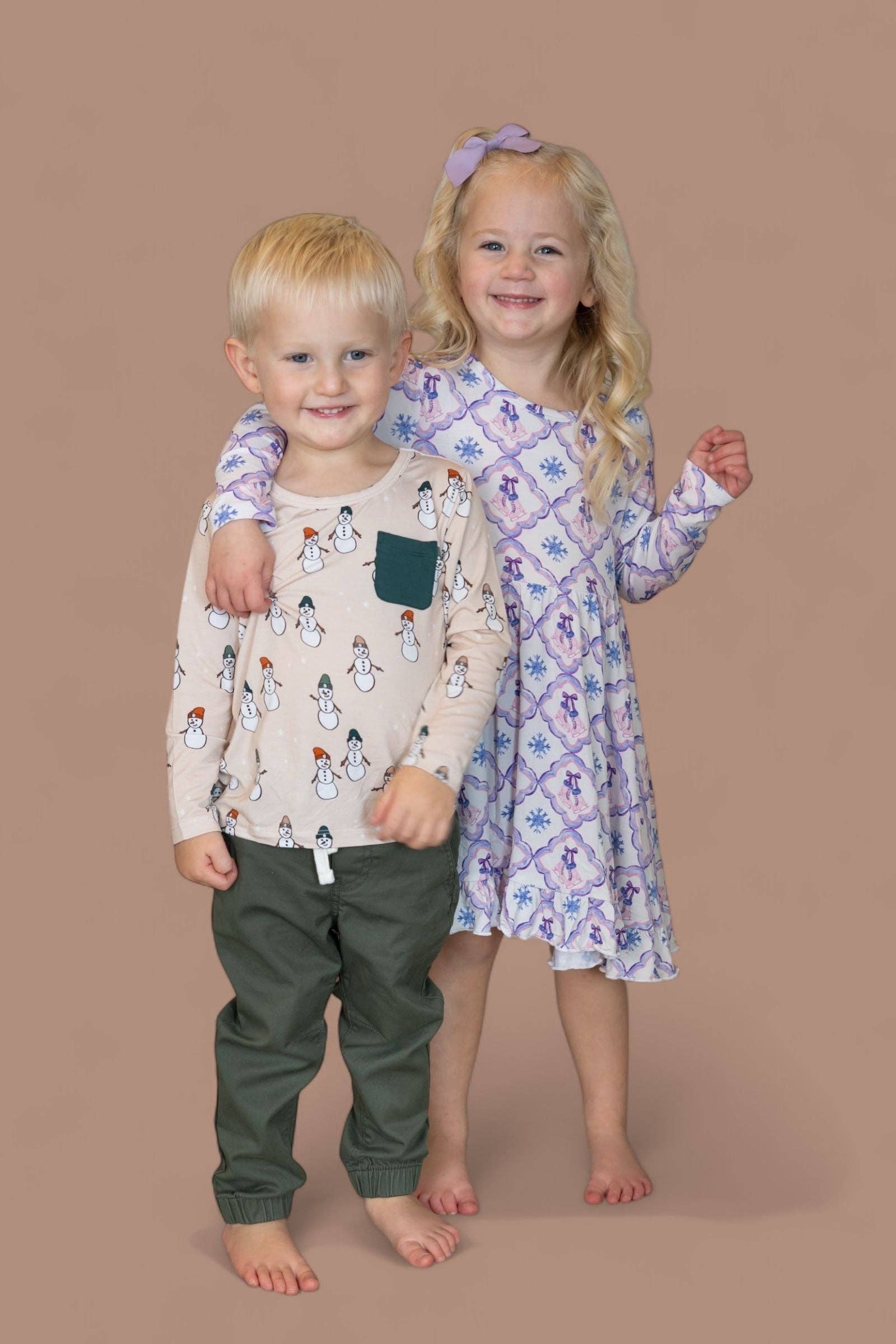 Dream Big Little Co. – T-shirt - Crianças por atacado – T-SHIRT DE BOLSO SONHO AMIGOS GEADOS7