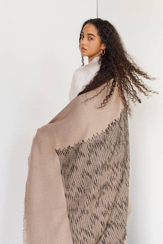 Variously – Engroshandel Tæppe – Flo Taupe Brun Moderne Håndværksvævet Merino-plæde8