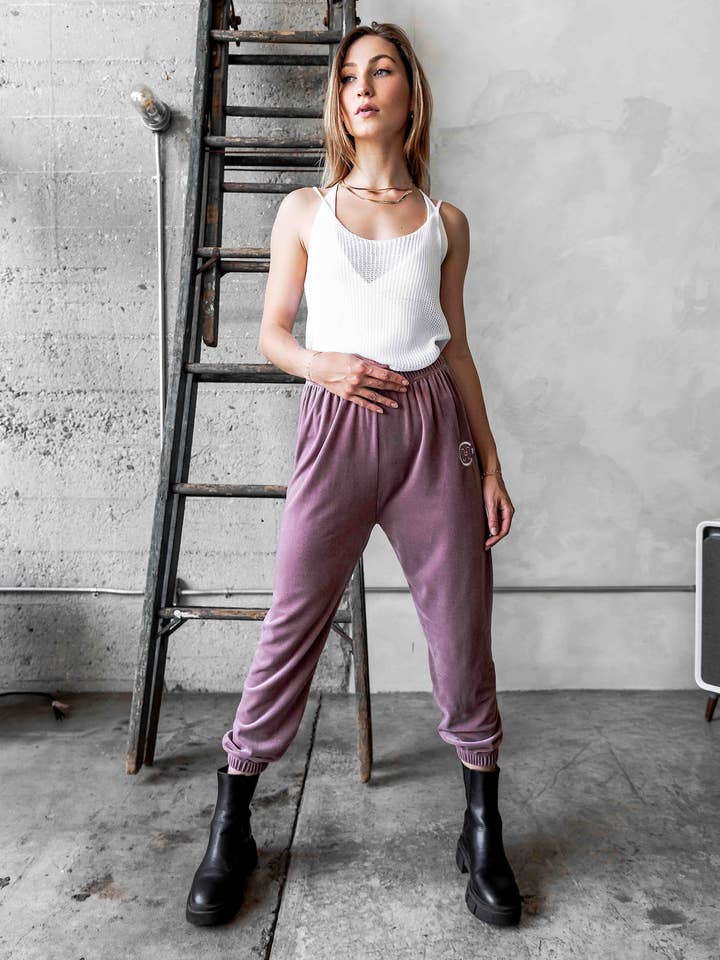 Joggers in velluto rosa con logo ricamato per la vendita all'ingrosso da parte di Hope Horizon LLC