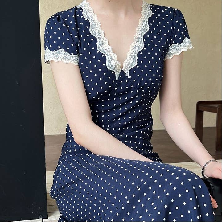 MARINBLÅ V-ringad klänning med spetskant och prickar för wholesale på Faire3