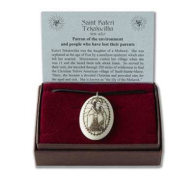 Touchstone Pottery - Vendita all'ingrosso Ciondolo/pendente - Ciondolo in porcellana Saint Kateri Tekakwitha1