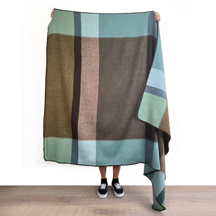 Shupaca Alpaca - Wholesale Throw blanket - Alpaca Throw Blanket - Mosswood2