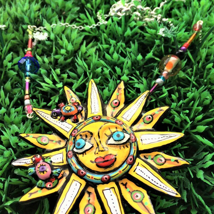 Halskette «grande sole e tartaruga giallo/bianca» per la vendita all'ingrosso da parte di LOUP GAROU BIJOUX