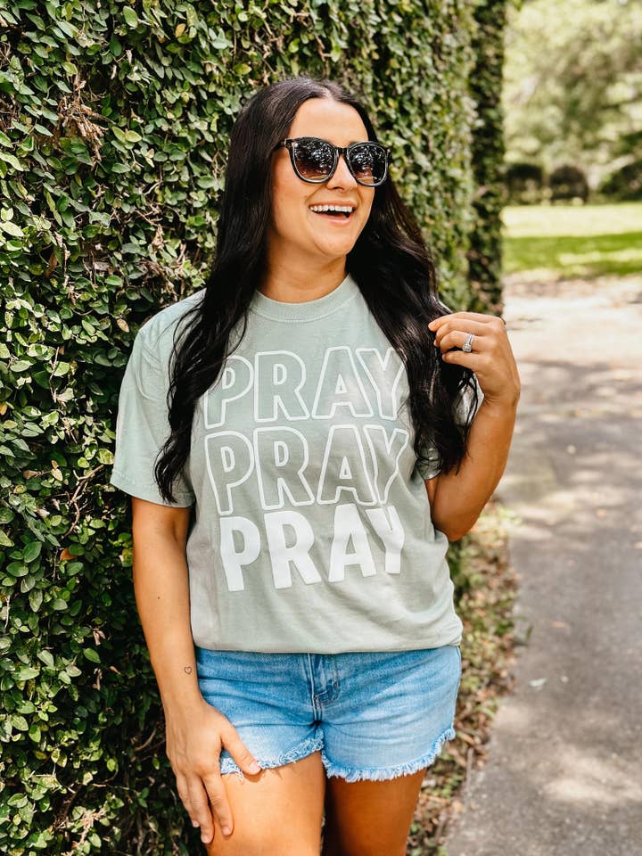 Pray Outline Stacked Puff T-shirt för wholesale av Dash Forward Wholesale