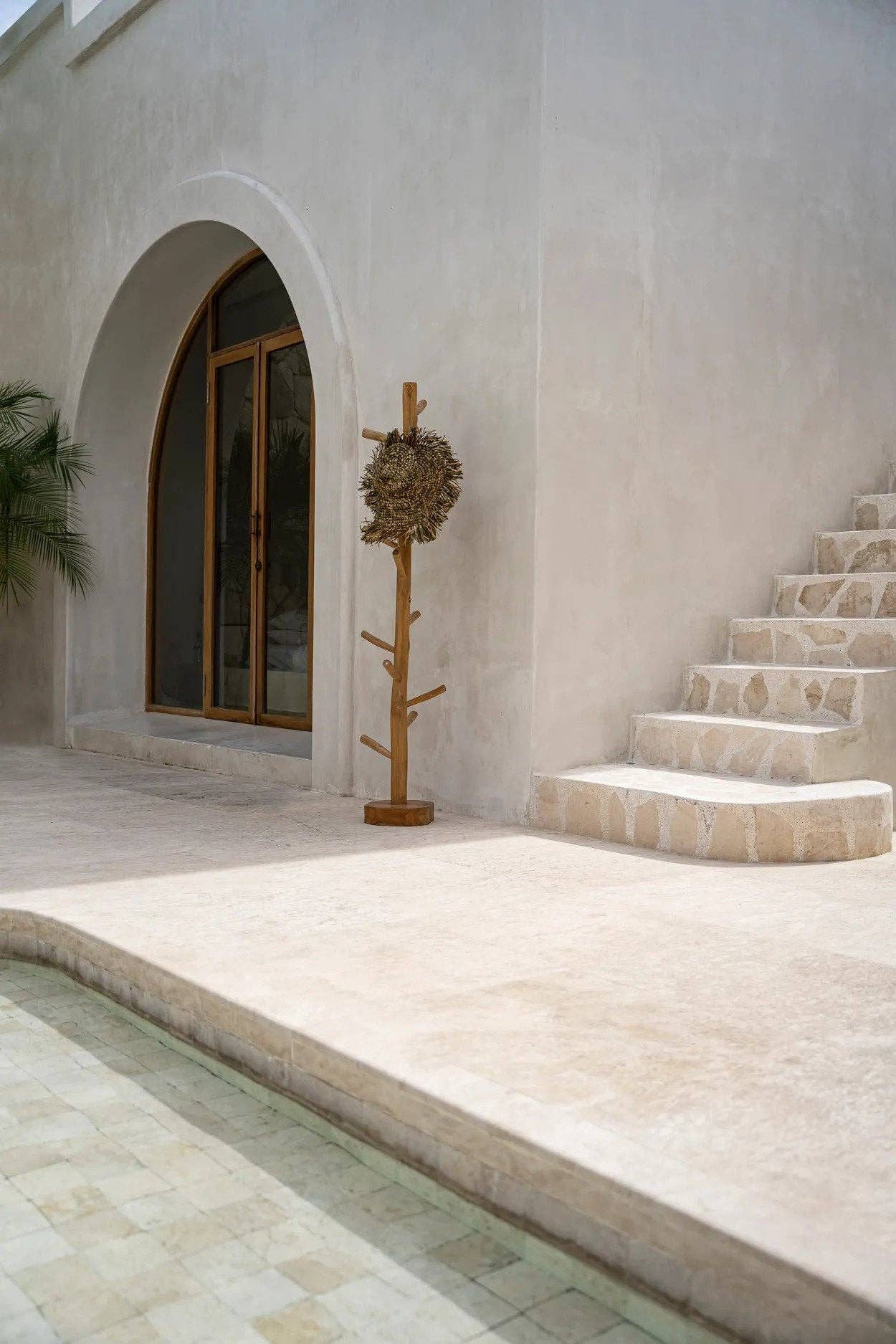 Bazar Bizar Living – wholesale Klädhängare – The Coat Hanger i naturlig teak3