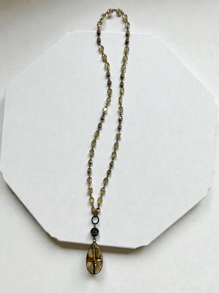 Colar Ivory Mix de 28" com Pendente Redondo e Cruz em Forma de Gota por atacado de Ava Capri